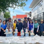 ปทุมธานี “รักและห่วงใย“นายอำเภอสามโคก นำหัวหน้าส่วนราชการ มอบข้าวสาร น้ำดื่ม และเครื่องอุปโภคบริโภคให้กับพี่น้องประชาชนที่อาศัยอยู่ริมแม่น้ำเจ้าพระยาที่ได้รับผลกระทบน้ำท่วม !!!