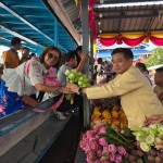 ปทุมธานี-รองผู้ว่าฯองครักษ์ นำ พุทธศาสนิกชน สืบสานประเพณีตักบาตรพระร้อยร่วมใจถวายบัว ทางเรือ ณ วัดหงษ์ปทุมาวาส อำเภอเมืองปทุมธานี