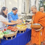 ปทุมธานี“คลื่นมหาชนคนบุญ”ร่วมทำบุญประเพณีตักบาตรพระร้อย รอบอุโบสถเก่าแก่ ๓๕๘ ปี สมัยอยุธยา วัดสิงห์ สามโคก