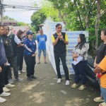 ปทุมธานี-นายกแจ๊ส ลงพื้นที่เยี่ยมประชาชนพร้อมแจกแพโฟม ชาวบ้านรอถามน้ำท่วมมา 2 เดือนบางกะดีไม่ประกาศเป็นเขตภัยพิบัติหลังเดือดร้อนนานเป็นเดือน