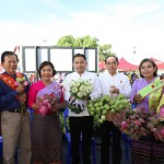 ปทุมธานี-รองผู้ว่าฯปทุมธานี ร่วมประเพณีตักบาตรพระร้อยร่วมใจถวายบัว ทางเรือ ณ ท่าน้ำวัดชินวราราม