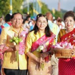 ปทุมธานี-รองผู้ว่าฯปทุมธานี ร่วมประเพณีตักบาตรพระร้อยร่วมใจถวายบัว ทางเรือ ณ ท่าน้ำวัดชินวราราม