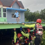 ทีมบรรเทาสาธารณภัยมูลนิธิป่อเต็กตึ๊งพร้อมอุปกรณ์กู้ภัย ลุยเข้าพื้นที่ อพยพผู้ประสบภัยน้ำท่วมชาวหาดใหญ่