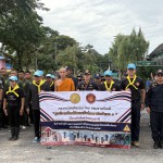 ปทุมธานี เร่งกรอกกระสอบทรายอุดท่อน้ำวัดปทุมทองหลังเจ้าพระยาดันท่อท่วมหอฉันท์