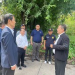 ปทุมธานี-ผู้ว่าฯเอกวิทย์ ลงพื้นที่ด่วน ตรวจสอบสถานการณ์น้ำในแม่น้ำเจ้าพระยาที่กัดเซาะถนนบริเวณหน้าโรงเรียนวัดเมตารางค์