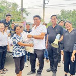 ปทุมธานี“ด้วยความห่วงใย”เทศบาลเมืองบางกะดี นำถุงยังชีพขนาดใหญ่ มามอบให้ชาวบ้านที่ได้รับความเดือดร้อนน้ำท่วมบ้านเรือนในเขตพื้นที่ !!!