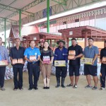 ปทุมธานี“ร่วมด้วยช่วยกัน“คุณพัฒนา คุณพนารัตน์ กันอำพล ประธานกรรมการ บริษัท เค.ซี.ไอ.เอ็นจิเนียริ่ง จำกัด นำเครื่องดื่มมามอบให้เจ้าหน้าที่ที่ปฏิบัติหน้าที่ช่วยกันกรอกกระสอบทรายทำแนวกั้นน้ำเพื่อช่วยเหลือประชาชนในพื้นที่ !!!