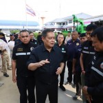 ปทุมธานี-ผู้ว่าฯเอกวิทย์ ลงเยี่ยมให้กำลังใจคุณยายพิการวัย 82 ในพื้นที่น้ำท่วม พร้อมให้กำลังใจเจ้าหน้าที่และประชาชนจิตอาสา ร่วมกันบรรจุกระสอบทรายทำคันกั้นน้ำ