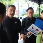 ปทุมธานี-ผู้ว่าฯ ปทุมธานี เยี่ยมชมตลาดนัดคนไทยยิ้มได้ ชี้ช่อง OTOP โกยรายได้ผ่าน “คนละครึ่งพลัส”