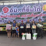 ปทุมธานี-พ่อค้าแม่ค้าตลาดสี่มุมเมืองระดมความช่วยเหลือผู้ประสบภัยน้ำท่วมหาดใหญ่