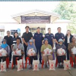 มูลนิธิป่อเต็กตึ๊ง เร่งลงพื้นที่ให้กำลังใจ พร้อมแจกจ่ายเครื่องอุปโภคบริโภคในโครงการฟื้นฟูหลังน้ำลดให้แก่ผู้ประสบอุทกภัยในพื้นที่อำเภอสองพี่น้อง จังหวัดสุพรรณบุรี