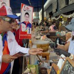 ปทุมธานี ผู้สมัครนายก อบต.คลองสามหมายเลข1 เดินอ้อนแจกใบแนะนำตัวพร้อมนโยบายแก่ชาวบ้านในตำบลคลองสามอย่างใกล้ชิด ปทุมธานี ผู้สมัครนายก อบต.คลองสามหมายเลข1 เดินอ้อนแจกใบแนะนำตัวพร้อมนโยบายแก่ชาวบ้านในตำบลคลองสามอย่างใกล้ชิด