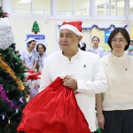 ปทุมธานี-ผู้ว่าฯเอกวิทย์ สวมหมวกซานตาคลอส มอบตุ๊กตาสร้างรอยยิ้ม เติมกำลังใจให้เด็กป่วย รพ.ปทุมธานี