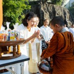 พุทธศาสนิกชนโคราชร่วมตักบาตรแน่นหน้าห้าง หนุนพระธุดงค์ “ธรรมยาตรา รุ่นที่ 3” ฟื้นพุทธจากสุวรรณภูมิสู่พุทธภูมิ