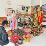 ปทุมธานี“คึกคัก“ชาวบ้านส่องเลขธูปไอ้ไข่วัดบางเตยกลาง สามโคก หวังรับโชคในวันขึ้นพุทธศักราชใหม่ ๒๕๖๙