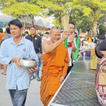 ปทมธานี “คลื่นมหาชนคนบุญ” ร่วมทำบุญตักบาตรข้าวสาร อาหารแห้ง“วันขึ้นปีใหม่ 2569”  วัดบางเตยกลาง สามโคก กันอย่างคึกคัก
