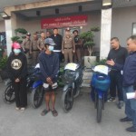 ปทุมธานี!!!ทลายแก๊งขน จยย.เถื่อน รวบผัวเมียขับรถตู้ทึบ รับจ้างขนรถลักทรัพย์ส่งชายแดน