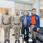 นนทบุรี“หนุ่มชาวจีน“ริชาร์ดจิตอาสาช่วยเป็นล่ามช่วยเหลืองานตำรวจสอบผู้ต้องหาชาวจีน !!!  ณ ห้องสอบสวนสถานีตำรวจภูธรปลายบาง ตำบลปลายบาง อำเภอบางกรวย จังหวัดนนทบุรี