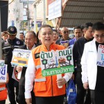 ปทุมธานี-ผู้ว่าฯเอกวิทย์ เดินรณรงค์สร้างความปลอดภัยทางถนน ใช้ทางข้ามทางม้าลาย เน้นผู้ใช้ถนนสวมหมวกนิรภัยปลอดภัย 100%