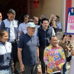 ปทุมธานี เสื้อแดงบุกโวย เสี่ยหนู รับชาญ เบี้ยว เข้าพรรค ขณะควง 8 ว่าที่ ส.ส.พรรคภูมิใจไทย ไหว้เซียนแปะวัดศาลเจ้า ลุยกินก๋วยเตี๋ยวโชว์ความติดดิน ผนึกกำลัง “ชาญ พวงเพ็ชร์ - นายกฯ เบี้ยว” มั่นใจปักธงภูมิใจไทยยกจังหวัด พ่อค้าแม่ค้าแห่ต้อนรับคึกคัก ปทุมธานี เสื้อแดงบุกโวย เสี่ยหนู รับชาญ เบี้ยว เข้าพรรค ขณะควง 8 ว่าที่ ส.ส.พรรคภูมิใจไทย ไหว้เซียนแปะวัดศาลเจ้า ลุยกินก๋วยเตี๋ยวโชว์ความติดดิน ผนึกกำลัง “ชาญ พวงเพ็ชร์ - นายกฯ เบี้ยว” มั่นใจปักธงภูมิใจไทยยกจังหวัด พ่อค้าแม่ค้าแห่ต้อนรับคึกคัก