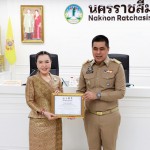 นายก อบจ.นครราชสีมารับเกียรติบัตรรางวัลผู้ที่มีความโดดเด่นด้านการแต่งกาย “ผ้าไทยใส่ให้สนุก”จากผู้ว่าราชการจ.นครราชสีมา