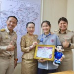 นายกอบจ.นครราชสีมา แสดงความยินดีกับนางสาวสุกัญญา ผึ้งน้ำ รร.โตนดพิทยาคม ในโอกาสได้รับรางวัลชนะเลิศ กีฬาปันจักสีลัต ประเภทต่อสู้ รุ่น B หญิง นายกอบจ.นครราชสีมา แสดงความยินดีกับนางสาวสุกัญญา ผึ้งน้ำ รร.โตนดพิทยาคม ในโอกาสได้รับรางวัลชนะเลิศ กีฬาปันจักสีลัต ประเภทต่อสู้ รุ่น B หญิง