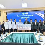 ปทุมธานี“ดร.ธวัชชัย“นำนักเรียนหลักสูตร ปปร.รุ่น 26 สถาบันพระปกเกล้า มอบเงินสนับสนุน 300,000 บาท และครอบครัวอัมพรวิไล 100,000 บาท ให้กับโรงพยาบาลปทุมธานี !!! ณ ห้องประชุมรัตนอุบล ชั้น 7 โรงพยาบาลปทุมธานี อำเภอเมือง จังหวัดปทุมธานี