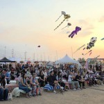 ปทุมธานี-ปชช.นับหมื่นแห่ชมว่าวยักษ์ LED เรืองแสงตระการตาเต็มท้องฟ้า เมืองปทุม ปทุมธานี-ปชช.นับหมื่นแห่ชมว่าวยักษ์ LED เรืองแสงตระการตาเต็มท้องฟ้า เมืองปทุม