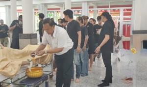 ปทุมธานี-วงการตลกเศร้าพิธีรดน้ำศพเหน่งเม่งจ๋ายเพื่อนศิลปินร่วมอาลัยครั้งสุดท้าย ปทุมธานี-วงการตลกเศร้าพิธีรดน้ำศพเหน่งเม่งจ๋ายเพื่อนศิลปินร่วมอาลัยครั้งสุดท้าย