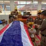ปทุมธานี-ผู้การปทุมธานี พร้อมเพื่อนตำรวจ ร่วมอาลัย รดน้ำศพ สตท.