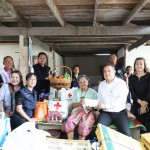 ปทุมธานี“ผู้ว่าฯอาร์ต”ลงพื้นที่เยี่ยมคุณยาย 108 ปี กระซิบถามเคล็ดลับอายุยืน พร้อมมอบสิ่งของและเงินช่วยเหลือผู้สูงอายุ ปทุมธานี“ผู้ว่าฯอาร์ต”ลงพื้นที่เยี่ยมคุณยาย 108 ปี กระซิบถามเคล็ดลับอายุยืน พร้อมมอบสิ่งของและเงินช่วยเหลือผู้สูงอายุ