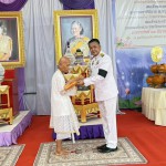 ปทุมธานี-พิธีมอบผ้าไตรพระราชทาน แก่นาคโครงการอุปสมบทเฉลิมพระเกียรติ ๙๙ รูป ปทุมธานี-พิธีมอบผ้าไตรพระราชทาน แก่นาคโครงการอุปสมบทเฉลิมพระเกียรติ ๙๙ รูป