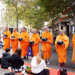 ชาวไทยในต่างแดนและชาวต่างชาติร่วมตักบาตรฟังธรรมกลางนครซิดนีย์ ออสเตรเลีย