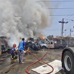 ปทุมธานี!!ไฟไหม้ป่าหญ้าลุกลามติดกองยางรถยนต์เก่าและรถยนต์เสียหาย 2 คัน ปทุมธานี!!ไฟไหม้ป่าหญ้าลุกลามติดกองยางรถยนต์เก่าและรถยนต์เสียหาย 2 คัน