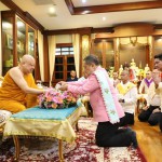 ปทุมธานี“พ่อเมืองปทุมธานี ”นำคณะข้าราชการ เจ้าหน้าที่ ถวายข้าวแช่ เจ้าคณะจังหวัดปทุมธานี สืบสานวัฒนธรรมประเพณีสงกรานต์ไทย-รามัญ  ณ วัดโบสถ์ ตำบลบางกระบือ อำเภอสามโคก จังหวัดปทุมธานี