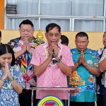 ปทุมธานี-หัวหน้าส่วนราชการ ปชช.ร่วมรดน้ำ นายกแจ๊ส ชื่นมื่น ฝากย้ำประชาชนระวัง ฮีทสโตรก ช่วงแดดจัด