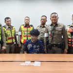 ปทุมธานี ตร.รวบหนุ่มคลังสินค้าขี่รถเข้าด่านตรวจสงกรานต์พบยาบ้าซุกเป๋าห้าสิบเม็ด