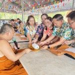 ปทุมธานี“คลื่นมหาชนคนบุญ“ร่วมงานวันมหาสงกรานต์ แห่หงษ์ธงตะขาบ ทรงน้ำพระสงฆ์ สวดมาติกา วันส่งท้าย คึกคัก ณ วัดสิงห์ ตำบลสามโคก อำเภอสามโคก จังหวัดปทุมธา ปทุมธานี“คลื่นมหาชนคนบุญ“ร่วมงานวันมหาสงกรานต์ แห่หงษ์ธงตะขาบ ทรงน้ำพระสงฆ์ สวดมาติกา วันส่งท้าย คึกคัก ณ วัดสิงห์ ตำบลสามโคก อำเภอสามโคก จังหวัดปทุมธา