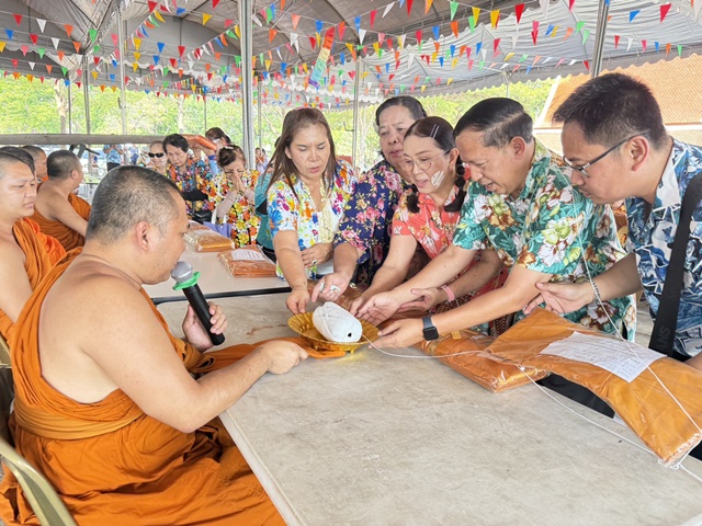 ปทุมธานี“คลื่นมหาชนคนบุญ“ร่วมงานวันมหาสงกรานต์ แห่หงษ์ธงตะขาบ ทรงน้ำพระสงฆ์ สวดมาติกา วันส่งท้าย คึกคัก ณ วัดสิงห์ ตำบลสามโคก อำเภอสามโคก จังหวัดปทุมธา ปทุมธานี“คลื่นมหาชนคนบุญ“ร่วมงานวันมหาสงกรานต์ แห่หงษ์ธงตะขาบ ทรงน้ำพระสงฆ์ สวดมาติกา วันส่งท้าย คึกคัก ณ วัดสิงห์ ตำบลสามโคก อำเภอสามโคก จังหวัดปทุมธา