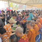 ปทุมธานี คลองหลวงฉ่ำวัดกล้าชอุ่มจับมือเทศบาลจัดสงกรานต์ยิ่งใหญ่ เนรมิตฝนเทียมคลายร้อนสร้างรอยยิ้มทั่วลานวัด ปทุมธานี คลองหลวงฉ่ำวัดกล้าชอุ่มจับมือเทศบาลจัดสงกรานต์ยิ่งใหญ่ เนรมิตฝนเทียมคลายร้อนสร้างรอยยิ้มทั่วลานวัด