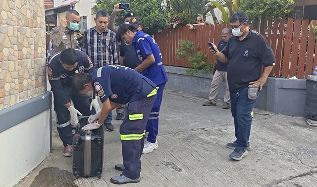 ปทุมธานี!!!วงแตกทั้งหมู่บ้านตร.รุดตรวจสอบกระเป๋าปริศนาส่งกลิ่นเหม็นคละคลุ้ง เปิดดูพบซากลูกสุนัขเน่าอืด