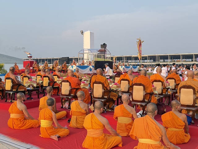 ปทุมธานี-วัดพระธรรมกาย นั่งสมาธิภาวนา-ถวายมหาสังฆทาน 40,000 กว่าวัดทั่วไทยในวันคุ้มครองโลก และ วันคล้ายวันเกิด พระธัมมชโย หรือ อดีตพระเทพญาณมหามุนี (ไชยบูลย์ สุทธิผล) อดีตเจ้าอาวาสวัดพระธรรมกาย และผู้ร่วมก่อตั้งมูลนิธิธรรมกาย