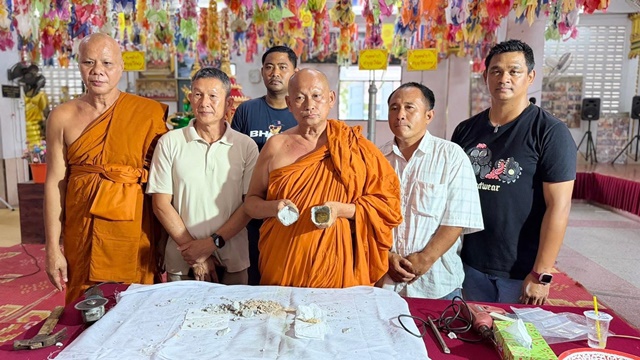 ปทุมธานี!!!ผ่าพิสูจน์ทองเกศพระมีจริงวัดบุญชื่นชู พบแล้วทองมีอยู่จริงที่เกศพระปทุมธานี ช่างหล่อพระเกศทองคำผ่าพิสูจน์ พบทองยังอยู่ข้างในจริง