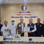 ปทุมธานี !!! ฉาวร้องโกงเลือกตั้งประธานชุมชนครั้งแรกของประเทศ ลูกปทุมต้นแบบต้านโกง บุกยื่นหนังสือถึงนายก ทน.รังสิต