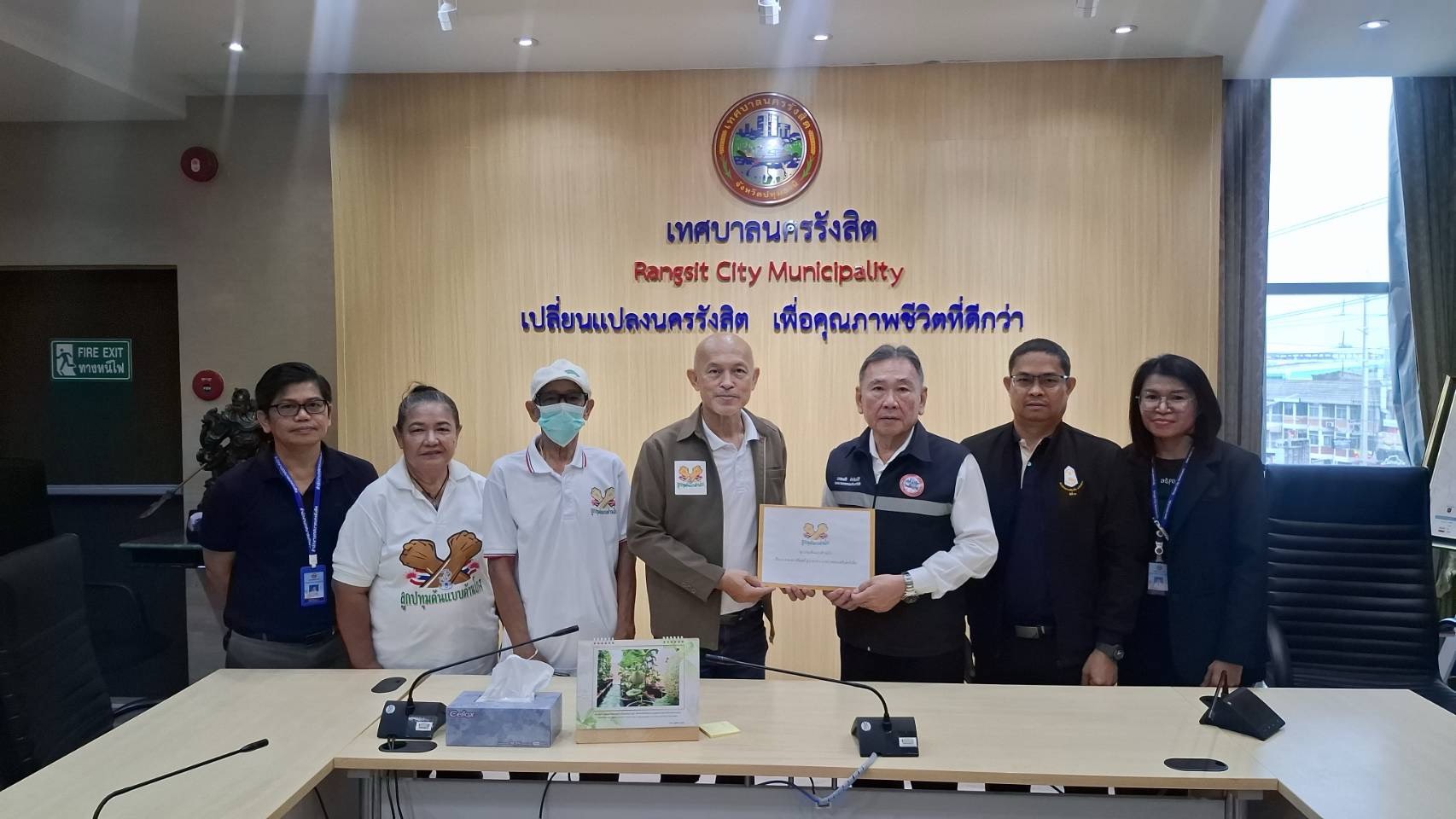 ปทุมธานี !!! ฉาวร้องโกงเลือกตั้งประธานชุมชนครั้งแรกของประเทศ ลูกปทุมต้นแบบต้านโกง บุกยื่นหนังสือถึงนายก ทน.รังสิต