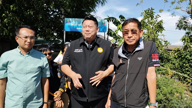 ปทุมธานี-บิ๊กแจ๊ส ลุยเองนำเครื่องจักรขุดลอกคลองหมู่บ้านไวท์เฮาส์ แก้ปัญหาน้ำท่วมขังอย่างยั่งยืน