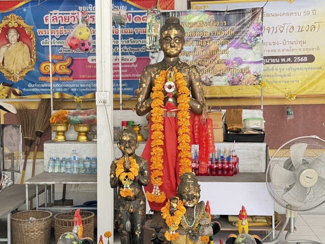 ปทุมธานี“พรุ่งนี้รวย“ชาวบ้านส่องเลขธูปไอ้ไข่วัดบางเตยกลาง สามโคก หวังรับโชคในวันหวยออก