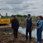 ปทุมธานี แข่งกับฝน นายก อบจ.เร่งขุดลำรางข้างทางรถไฟ หวั่น 8 ชุมชนจมน้ำหลังชาวบ้านผวานอนไม่หลับ