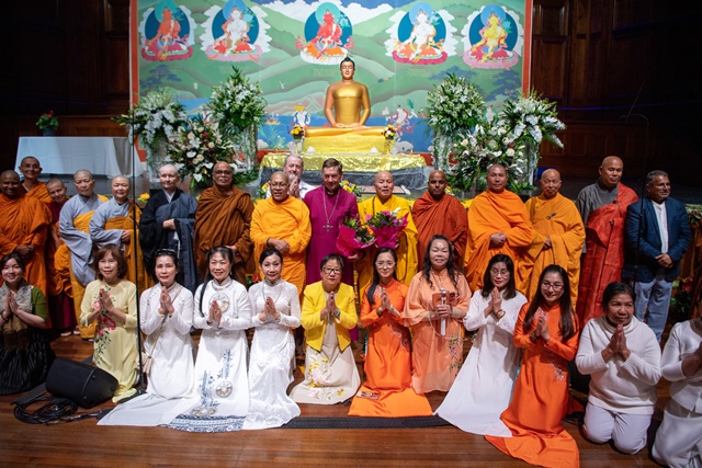 มหาปรากฏการณ์แห่งศรัทธา! พลังชาวพุทธ 14 ชาติหลอมรวมใจ เดินพาเหรดใจกลางเมลเบิร์น ประกาศคุณพระผู้มีพระภาคเจ้า นำ มหาปรากฏการณ์แห่งศรัทธา! พลังชาวพุทธ 14 ชาติหลอมรวมใจ เดินพาเหรดใจกลางเมลเบิร์น ประกาศคุณพระผู้มีพระภาคเจ้า นำ