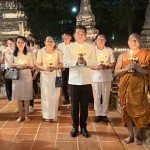 ปทุมธานี-รองผู้ว่าฯองค์รักษ์ นำพุทธศาสนิกชน เวียนเทียนรอบอุโบสถเก่าแก่อายุ ๔๐๐ ปี พร้อมร่วมจุดประทีป ๑,๐๐๐ ดวงรอบอุโบสถถวายเป็นพุทธบูชา เนื่องในวันวิสาขบูชา ณ รอบอุโบสถหลังเก่าวัดสิงห์ ตำบลสามโคก อำเภอสามโคก จังหวัดปทุมธานี